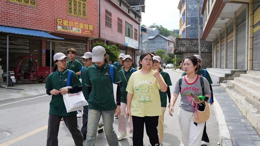 图2 冉芳菲向实践队员介绍当地普通话推广及红色旅游发展的基本情况